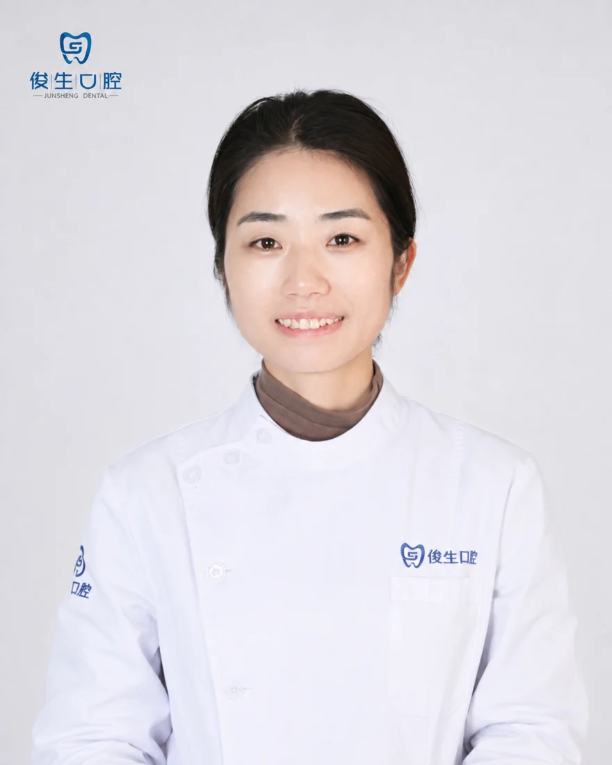 任莲莲儿童口腔科医师形象照