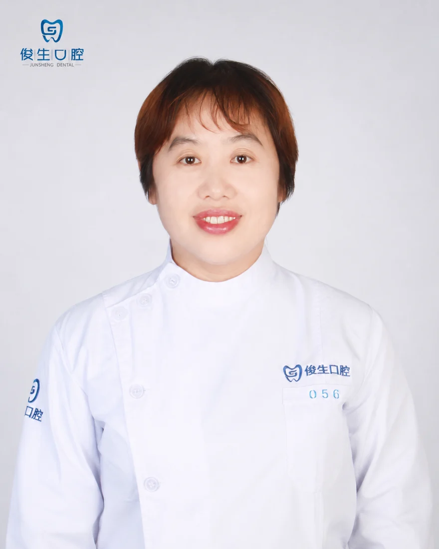 尚新瑞修复科主任 · 主治医师形象照